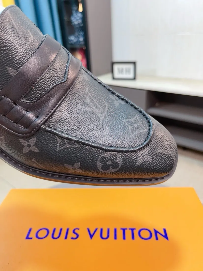 Ex-factory price 720🌹🌹High version [LV] Louis Vuitton's popular casual leather shoes🎖Fashionable and elegant🎖🎖Material: Original imported open-edge beaded cowhide, washed cowhide leather lining, original open-molded rubber outsole, high-end and classy, ​​elegant quality, instantly transforming into a handsome man ❤❤Standard\nNumber: 38-44